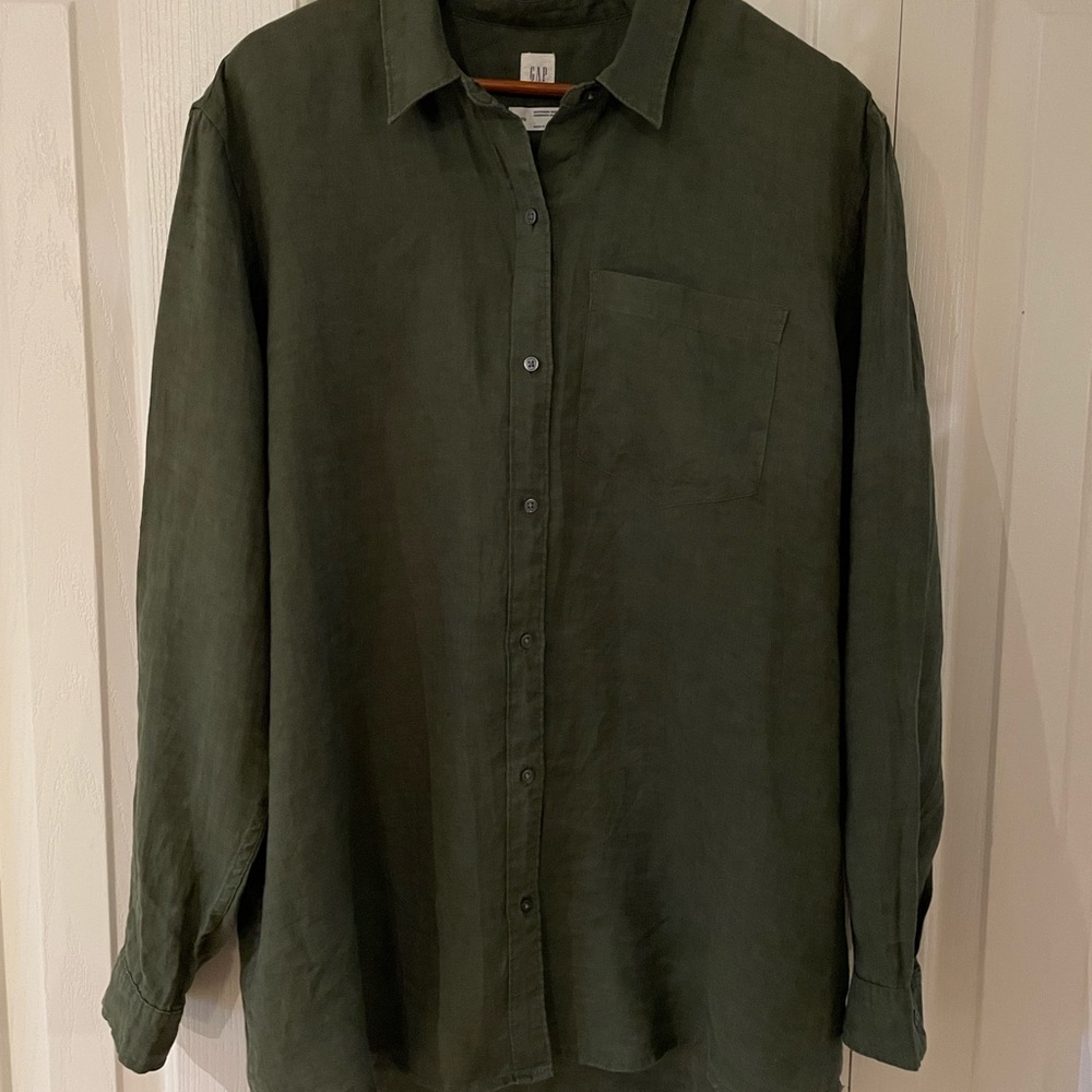 Lovely linen jungle green GAP boyfriend shirt.
